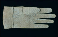 DS1985-1262. Glove, reverse.
