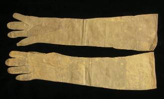 2009 Record shot by L. Baumgarten. Pair of Leather Gloves.