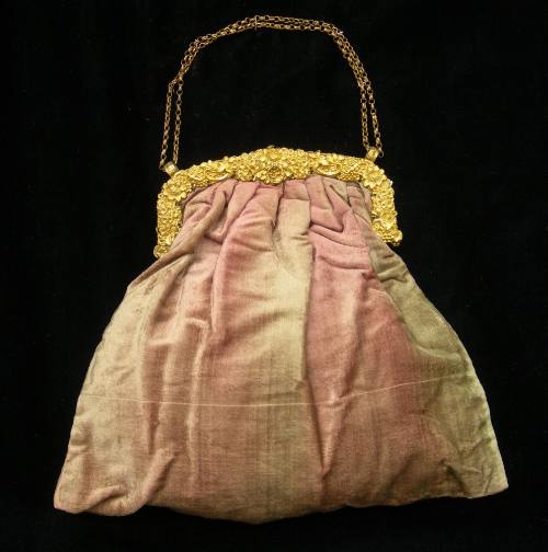 2009 Record shot by L. Baumgarten. Purse.