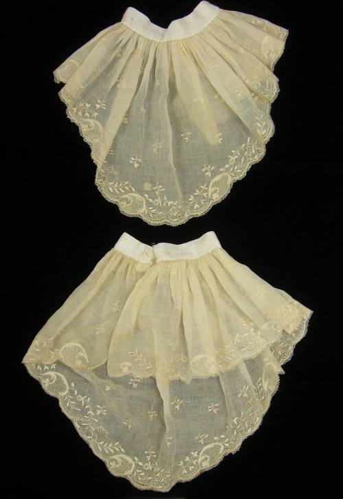 2009 Record shot by L. Baumgarten. 1953-860,1-2. Sleeve ruffles.