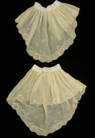 2009 Record shot by L. Baumgarten. 1953-860,1-2. Sleeve ruffles.