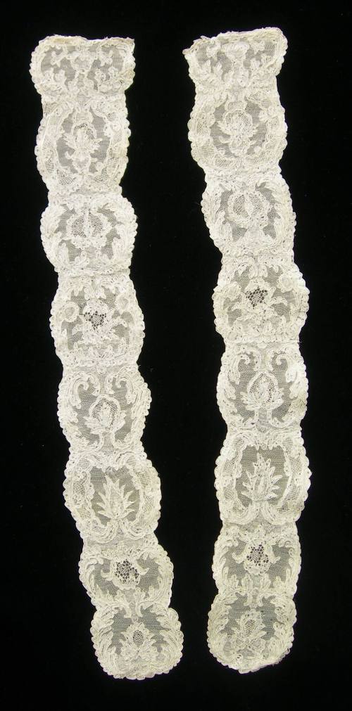2009 Record shot by L. Baumgarten. 1953-156,1-2. Lappets. 