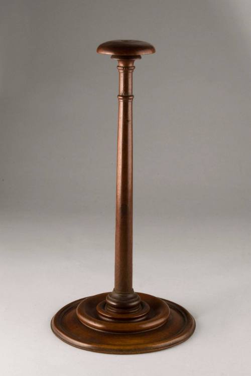 D2010-CL-005. Wig Stand.