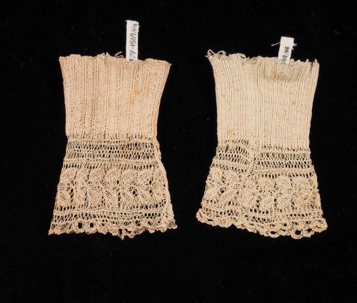 Mitts or Armlets 1971-1569,4A&B