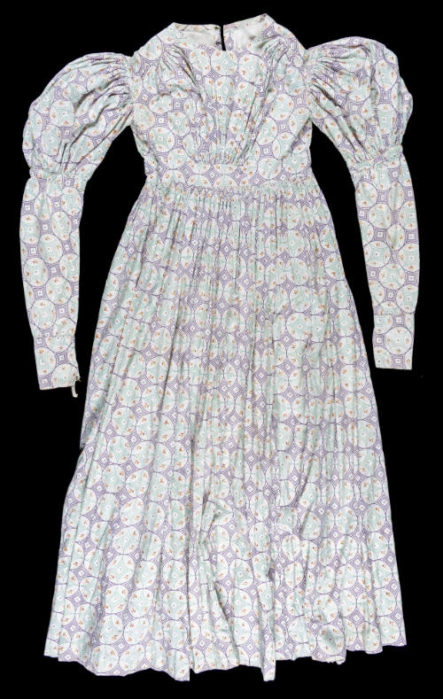 2005-337, Gown