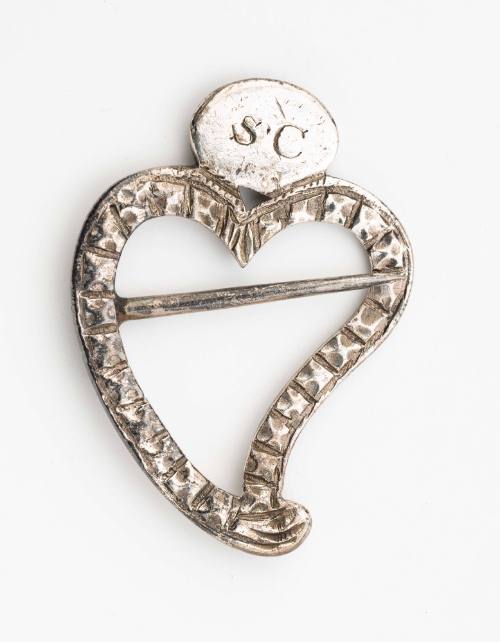 2018-142, Brooch