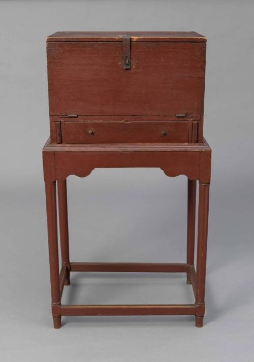 1971-553, Desk