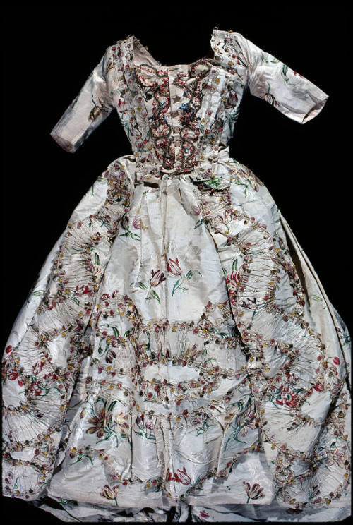 1989-330,1, Gown
