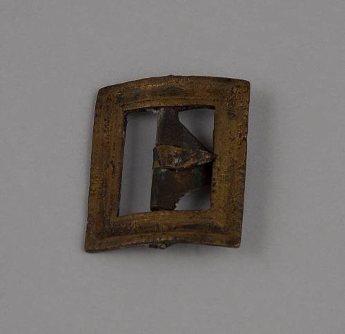 1996-858, Buckle