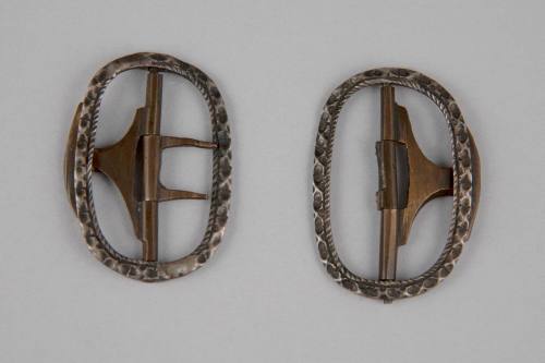 2018-134a&b, Knee Buckles